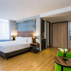 https://lq-by-la-quinta.colombiamedellinhotels.com